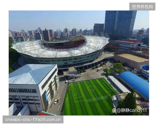 中超联赛球市热度持续攀升,半程场均上座人数首次突破三万大关创历史新高。 中超联赛球市热度持续攀升,半程场均上座人数首次突破三万大关创历史新高。